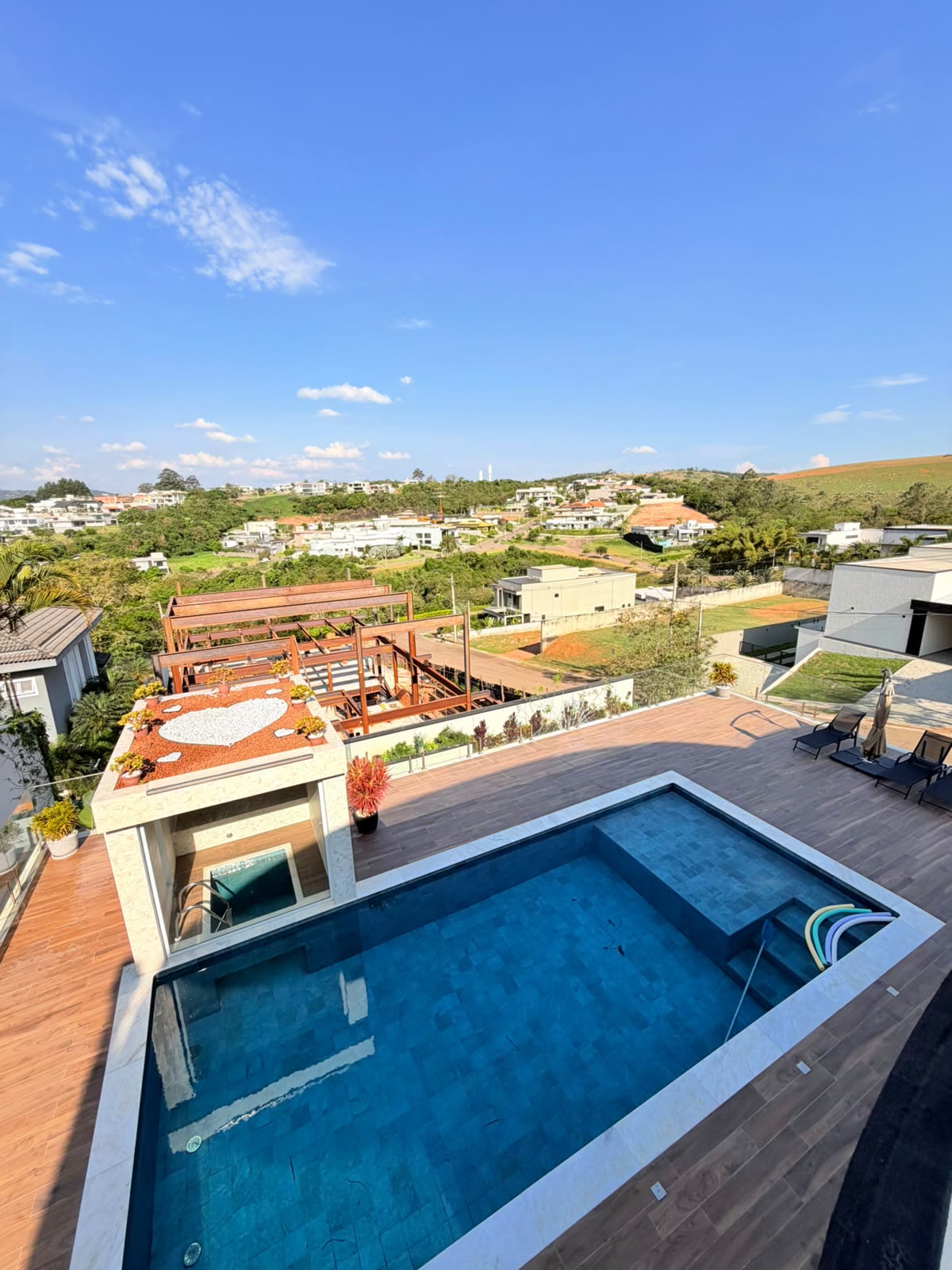 Piscina e deque vistos do alto da varanda